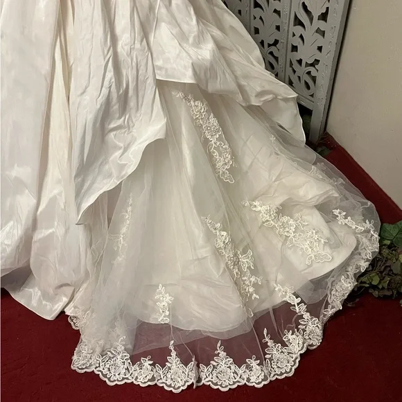 👰‍♀️HOST PICK👰‍♀️ WHITE SILKY SMOOTH WITH LACE & TRAIN WEDDING DRESS GOWN - Picture 8 of 16